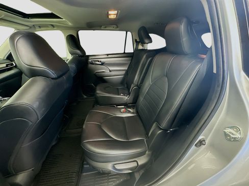 Used 2020 Toyota Highlander XLE FWD image 28
