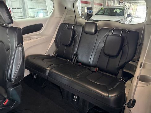 Used 2024 Chrysler Pacifica Touring-L image 34