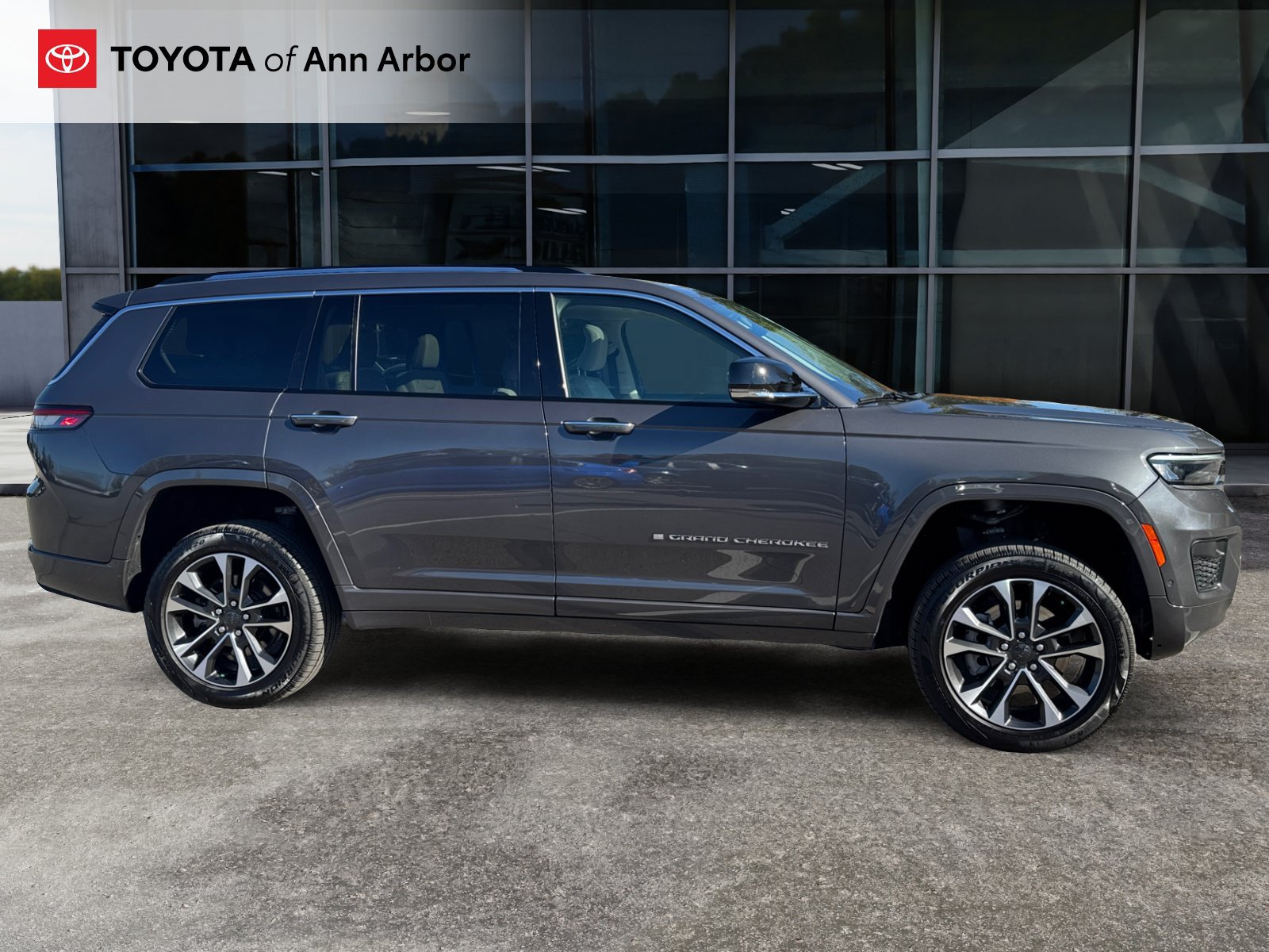 Used 2022 Jeep Grand Cherokee L Overland w/ Luxury Tech Group IV AWD/4WD image 13