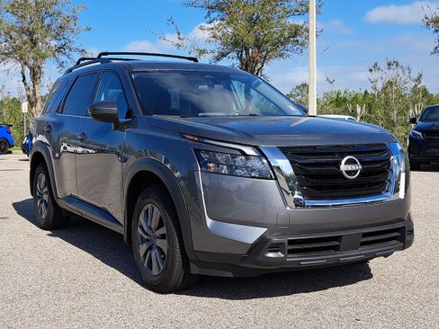 Certified 2025 Nissan Pathfinder SV image 3