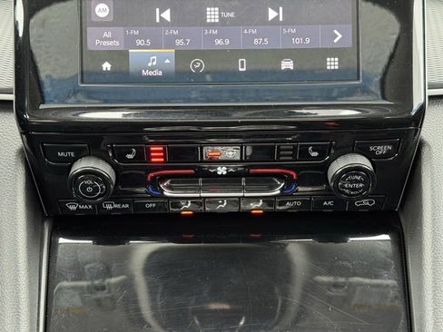 Used 2023 Jeep Grand Cherokee Laredo image 14