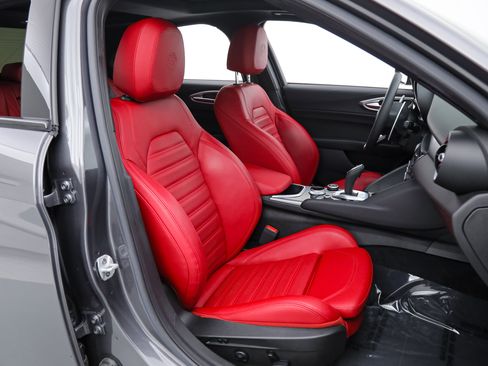 Used 2023 Alfa Romeo Giulia Veloce RWD image 11