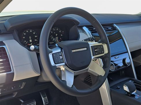 Used 2025 Land Rover Discovery Dynamic SE image 18