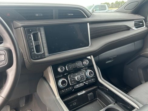 Used 2023 GMC Yukon XL Denali image 6