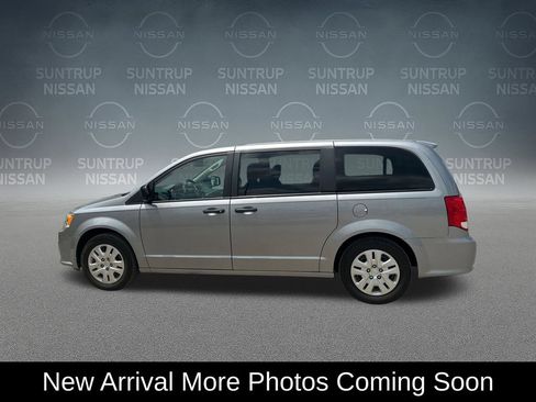 Used 2020 Dodge Grand Caravan SE FWD image 2