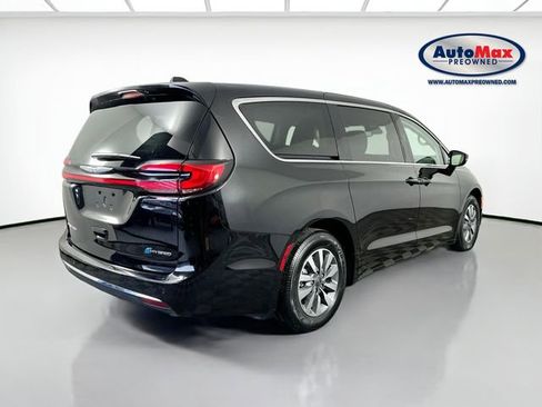 Used 2024 Chrysler Pacifica Select image 2