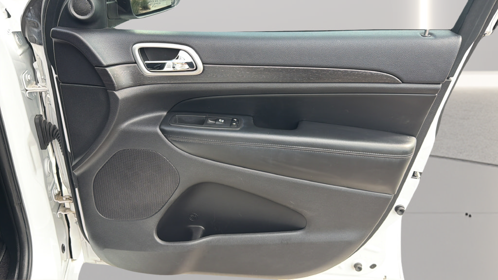 Used 2018 Jeep Grand Cherokee Altitude RWD image 26