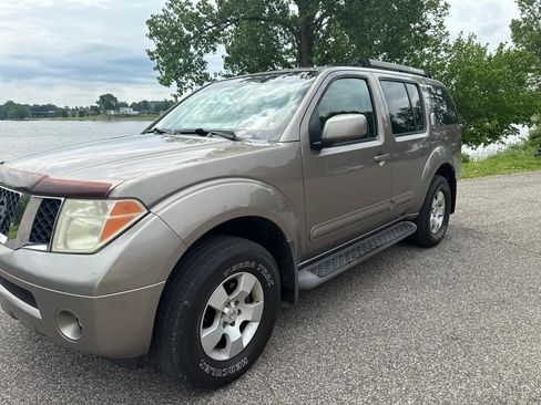 Used 2005 Nissan Pathfinder SE w/ (P01) Se Premium Pkg AWD/4WD image 2