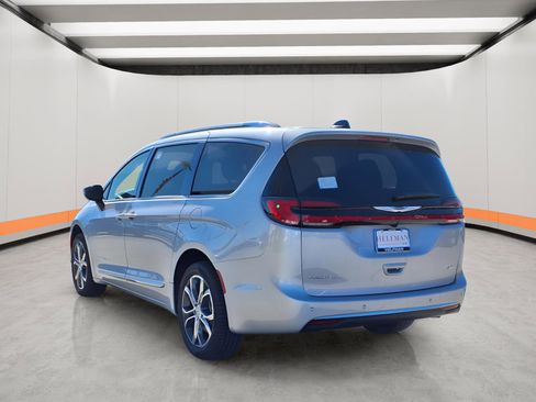 New 2026 Chrysler Pacifica Pinnacle image 4