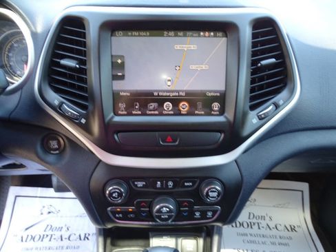 Used 2015 Jeep Cherokee 4WD Limited w/ Luxury Group image 25