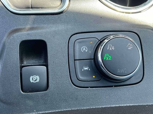 Used 2023 Chevrolet Traverse LT AWD/4WD image 32