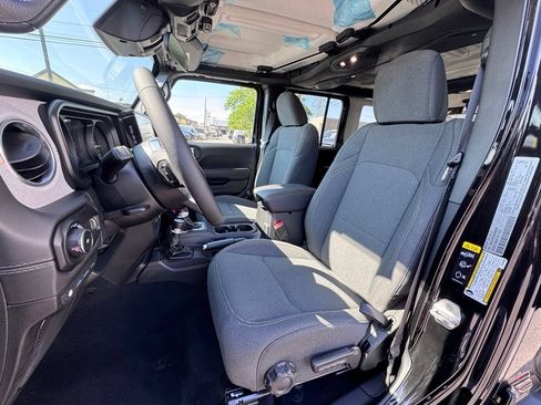 Used 2025 Jeep Wrangler Unlimited Sahara AWD/4WD image 13