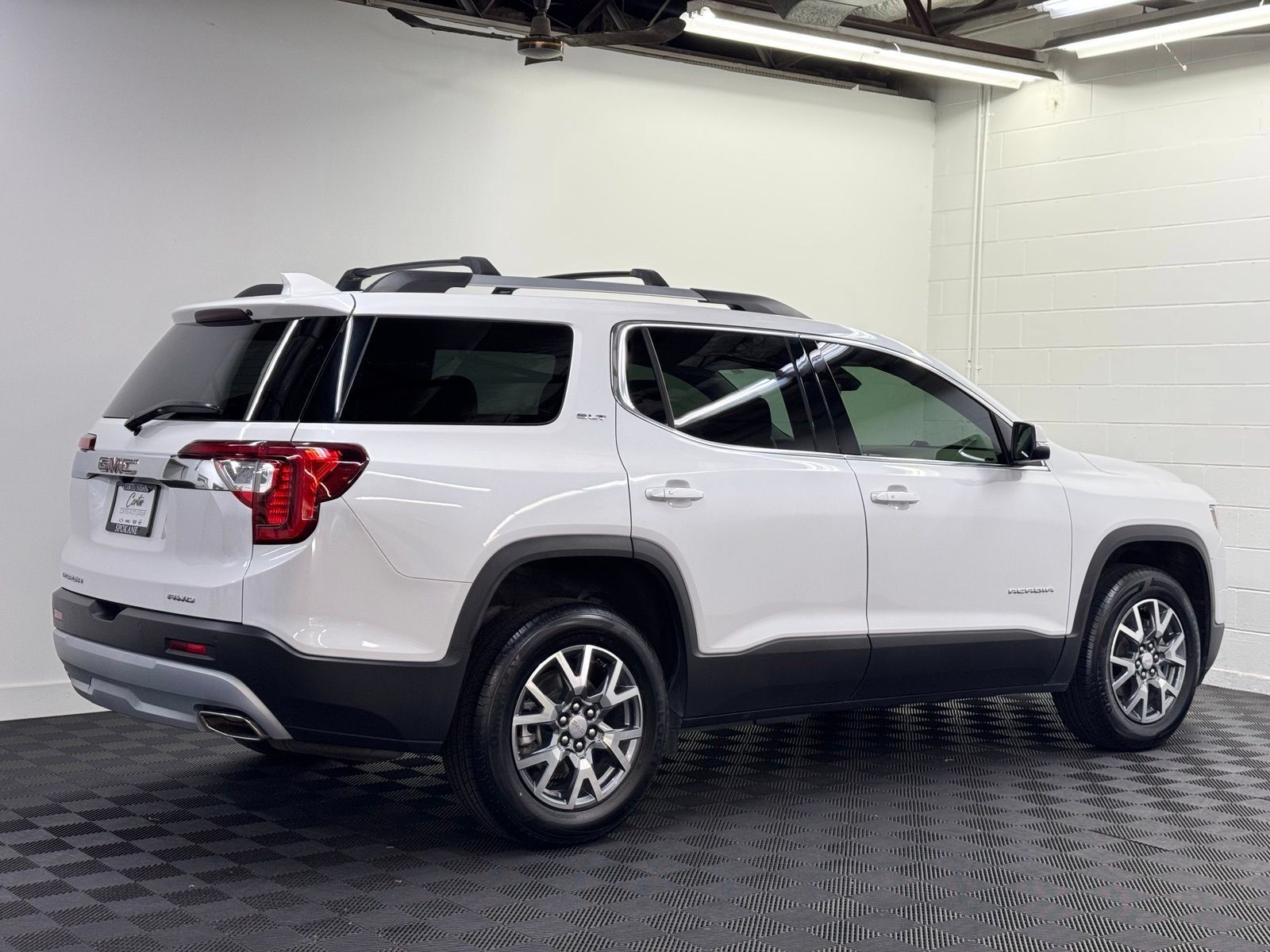 Used 2023 GMC Acadia SLT w/ Preferred Package AWD/4WD image 2