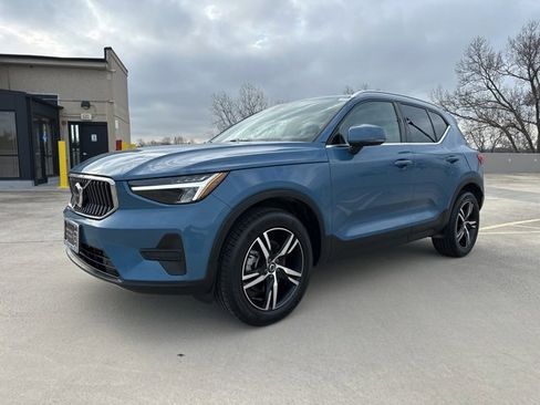 Certified 2025 Volvo XC40 B5 Core image 4
