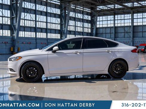 Used 2017 Ford Fusion SE image 2