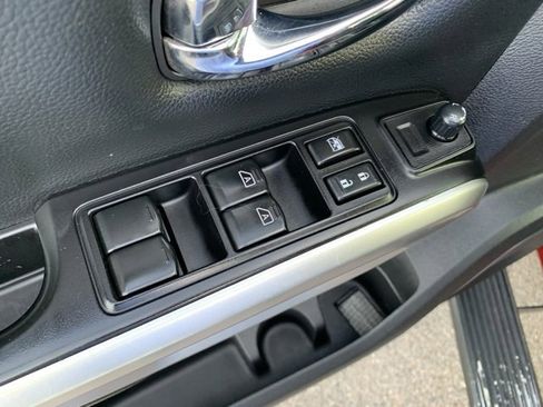 Used 2019 Nissan Titan SV w/ SV Convenience Package image 12