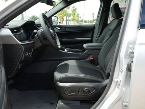 Used 2025 Jeep Grand Cherokee Laredo RWD image 16
