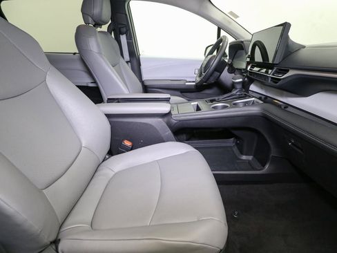 Used 2025 Toyota Sienna XLE image 19