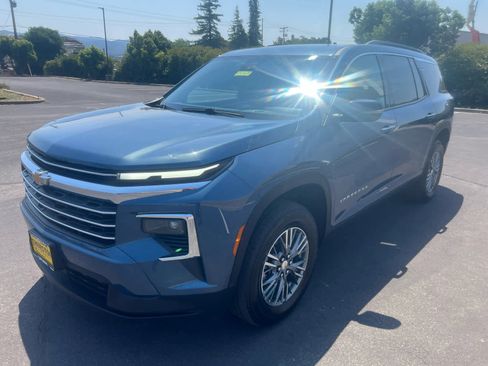 Used 2025 Chevrolet Traverse LT image 5