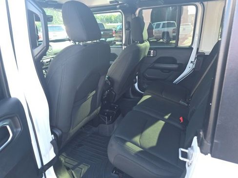 Used 2018 Jeep Wrangler Unlimited Sahara image 11