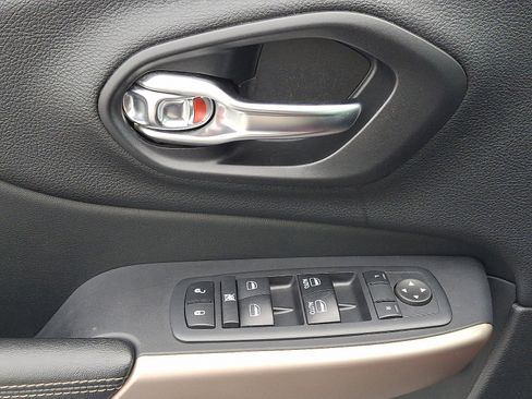 Used 2017 Jeep Cherokee Limited image 12