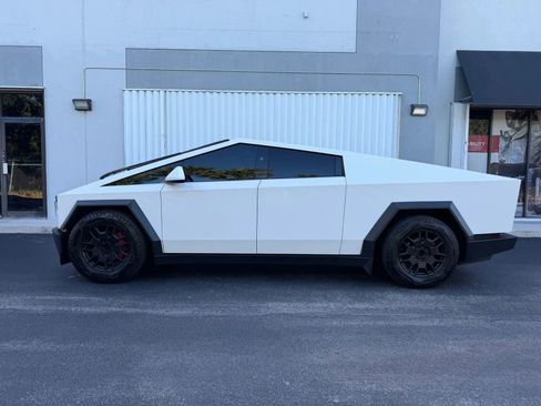 Used 2024 Tesla Cybertruck AWD Crew Cab image 4