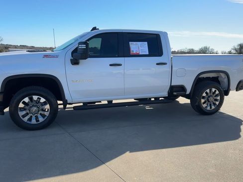 Used 2024 Chevrolet Silverado 2500 Custom w/ Custom Value Package image 4
