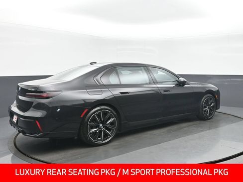 Used 2023 BMW i7 xDrive60 AWD/4WD image 3