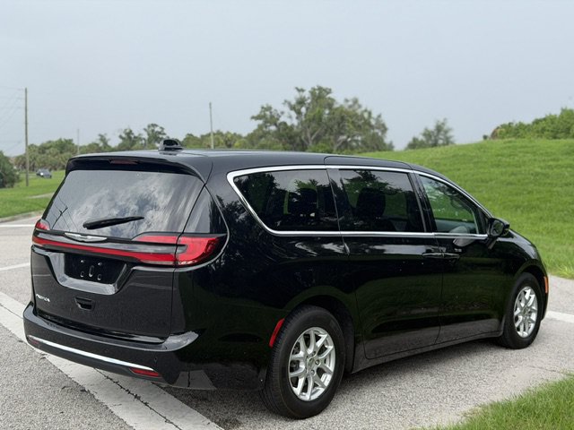 Used 2024 Chrysler Pacifica Touring-L FWD image 5