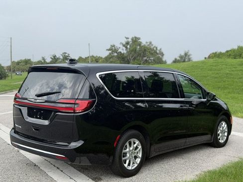 Used 2024 Chrysler Pacifica Touring-L FWD image 5