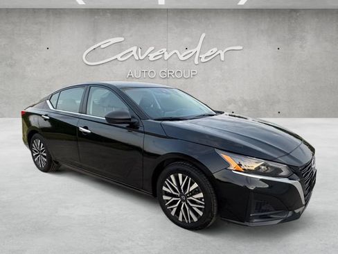 Used 2025 Nissan Altima 2.5 SV FWD image 2