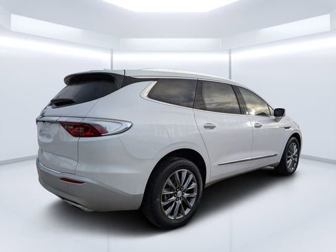 Used 2023 Buick Enclave Essence image 3