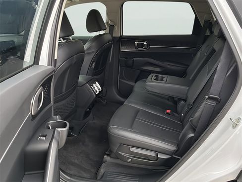 Used 2024 Kia Sorento S w/ Panoramic Sunroof Package image 13