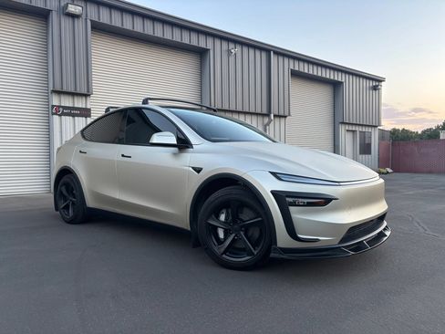 Used 2026 Tesla Model Y Long Range AWD/4WD image 2