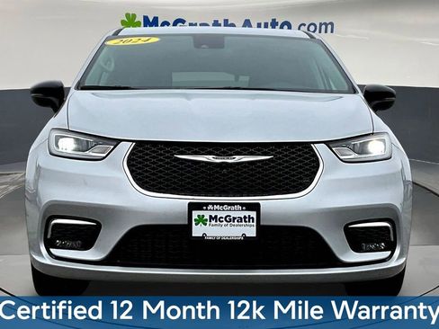 Used 2024 Chrysler Pacifica Touring-L image 2