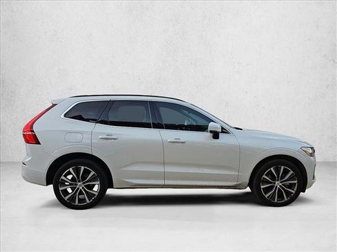 Used 2022 Volvo XC60 B5 Momentum w/ Climate Package image 4