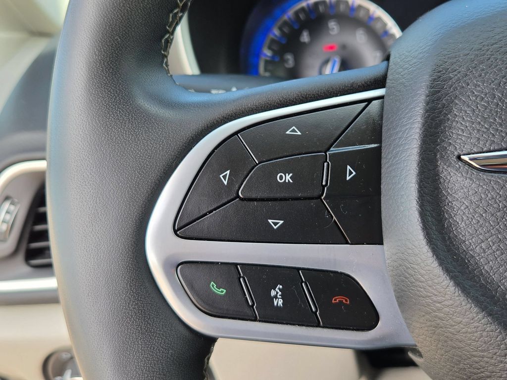 Used 2024 Chrysler Pacifica Touring-L FWD image 18