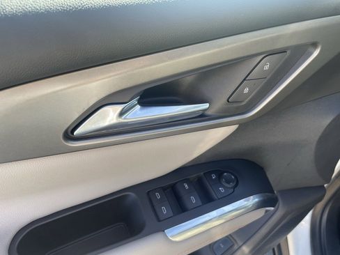 Used 2025 Chevrolet Traverse LT image 12