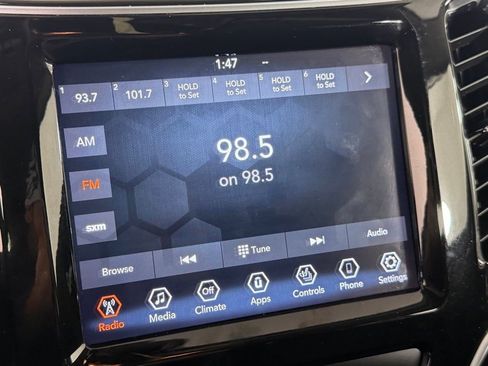 Used 2019 Jeep Cherokee Limited AWD/4WD image 3