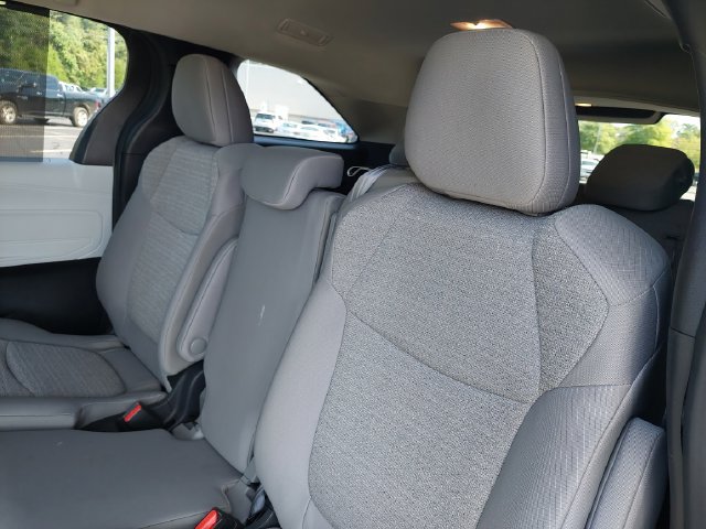 Used 2025 Toyota Sienna LE FWD image 30