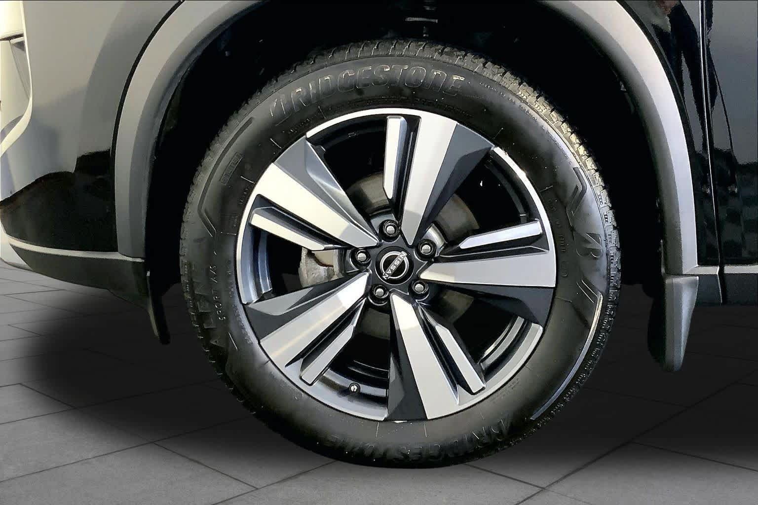 Used 2024 Nissan Rogue SL AWD/4WD image 11