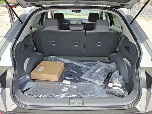 New 2025 Hyundai Ioniq 5 SE image 22