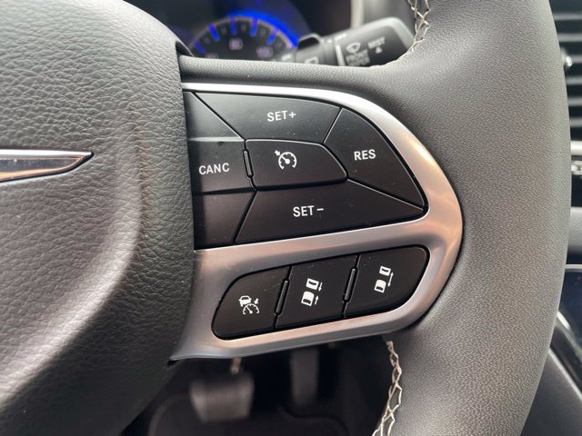 Used 2026 Chrysler Pacifica Select FWD image 32