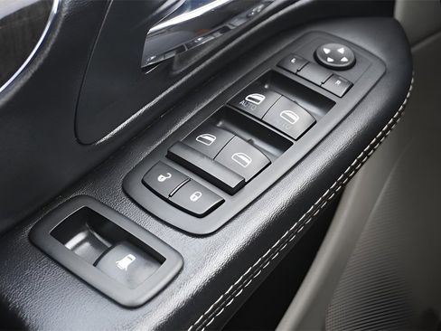 Used 2015 Chrysler Town & Country Touring-L w/ Driver Convenience Group image 28