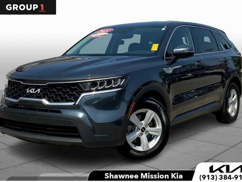 Certified 2022 Kia Sorento LX FWD image 1