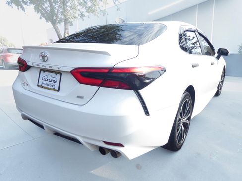 Used 2018 Toyota Camry SE FWD image 11