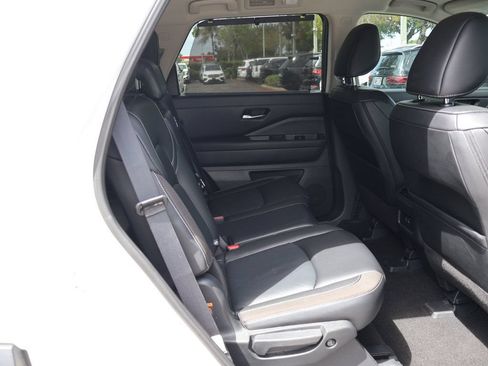Used 2024 Nissan Pathfinder SL FWD image 37
