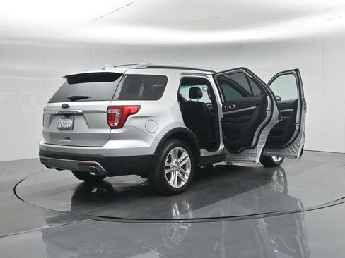 Used 2017 Ford Explorer XLT w/ Equipment Group 202A FWD image 33