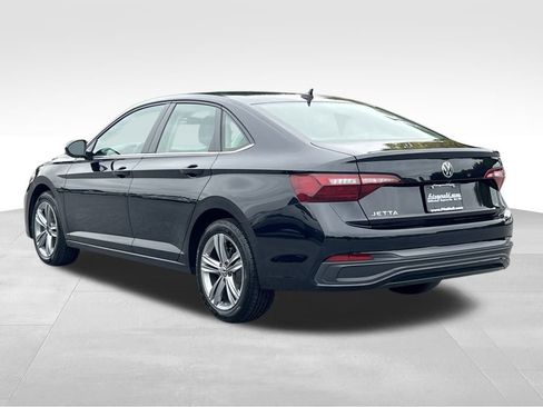 Used 2024 Volkswagen Jetta SE image 8