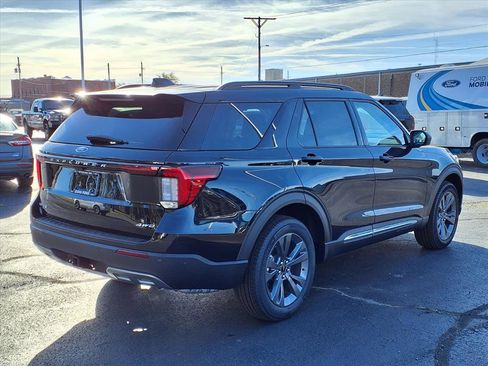 Used 2025 Ford Explorer Active w/ Active Comfort Package AWD/4WD image 2